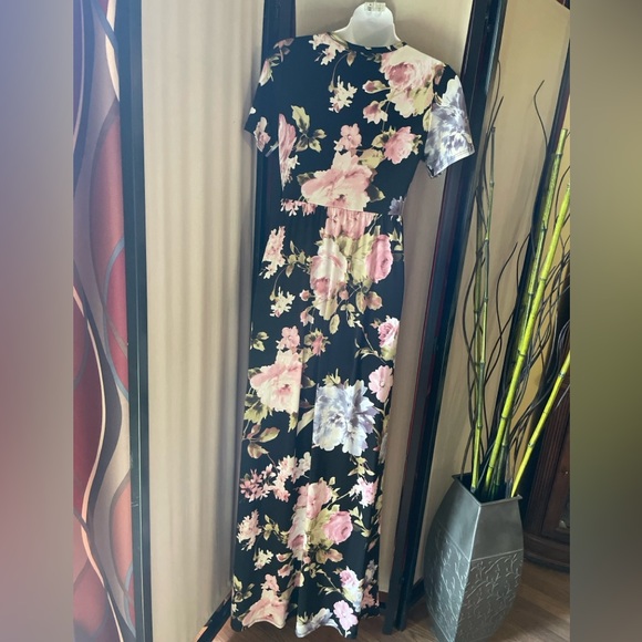 Black Floral Maxi Dress. Approx Size Small as per measurements. - Picture 3 of 8